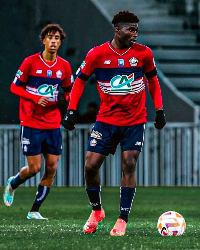 Carlos Baleba và Leny Yoro (sau) khi còn cùng phụng sự Lille.