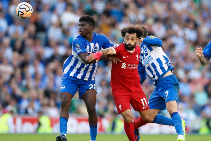 Carlos Baleba theo kèm Mohamed Salah trong trận Brighton hòa Liverpool 2-2 trên sân The Amex, Đông Sussex, Anh ngày 8/10/2023. Ảnh: Reuters