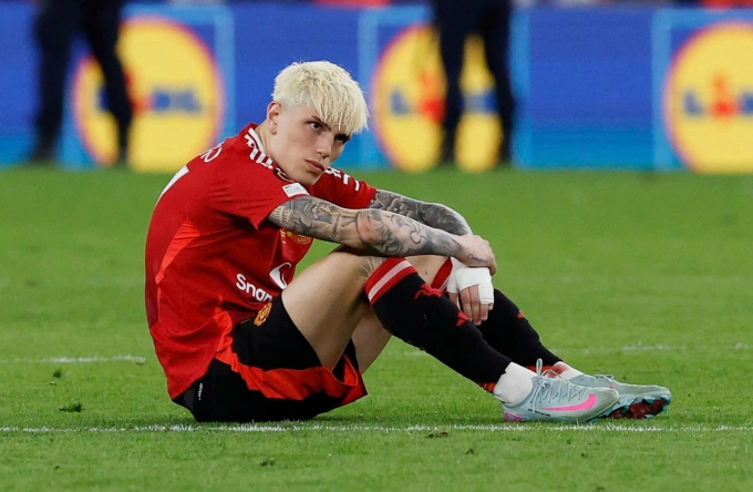 Alejandro Garnacho thất vọng sau trận chung kết Europa League gặp Tottenham trên sân San Mames, thành phố Bilbao, Tây Ban Nha, tối 21/5/2025. Ảnh: Reuters