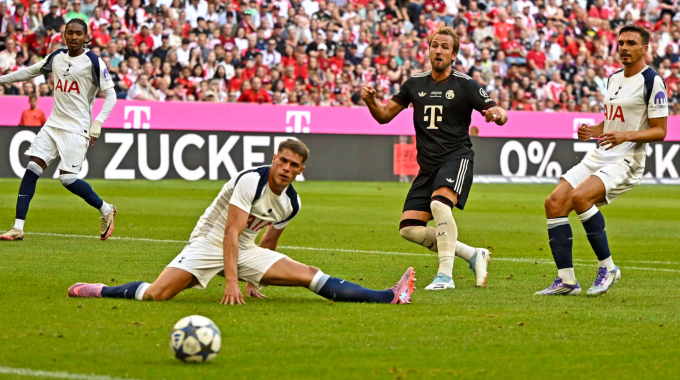 Harry Kane sút chân trái chéo góc mở tỷ số trong trận Bayern thắng Tottenham 4-0 tại Allianz Arena, Munich, Đức ngày 7/8. Ảnh: Imago