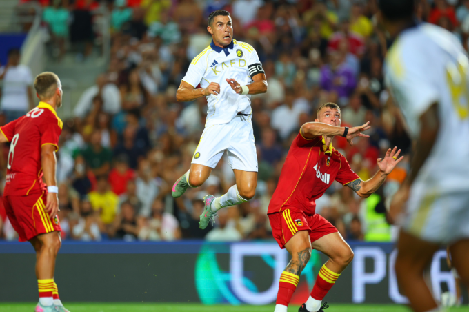 Cristiano Ronaldo bật nhảy đánh đầu ghi bàn trong trận Al Nassr thắng Rio Ave 4-0 tại Algarve, Bồ Đào Nha ngày 7/8. Ảnh: Al Nassr