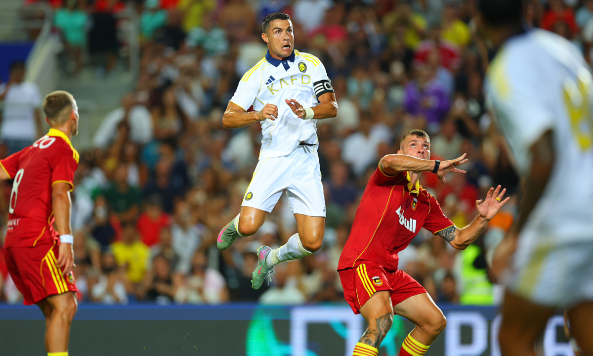 Ronaldo lập hat-trick dù nhường phạt đền cho Mane