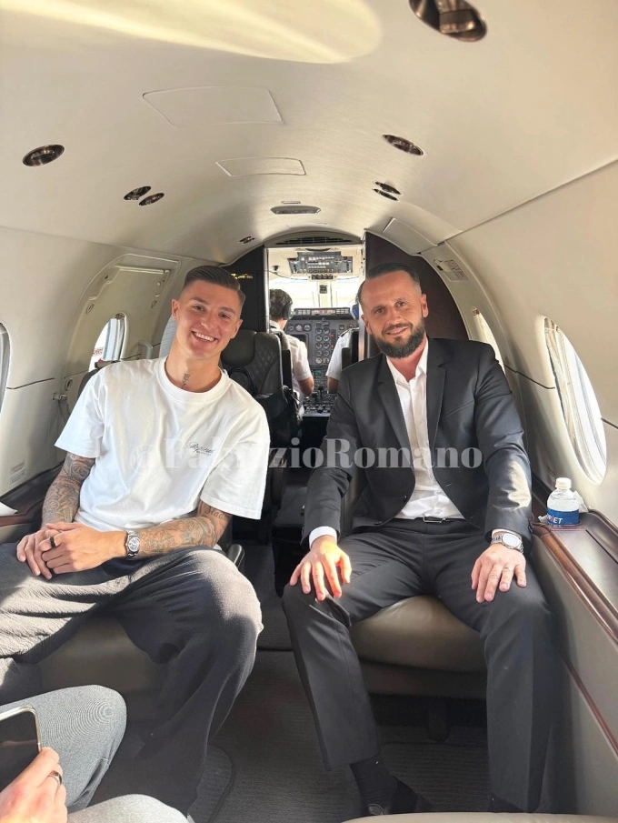 Benjamin Sesko và người đại diện Elvis Basanovic trên đường sang Manchester để kiểm tra y tế ngày 7/8. Ảnh: Fabrizio Romano