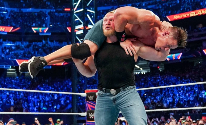 Brock Lesnar nhấc bổng John Cena tại SummerSlam 2025 ở sân vận động MetLife, New Jersey, Mỹ ngày 3/8. Ảnh: WWE