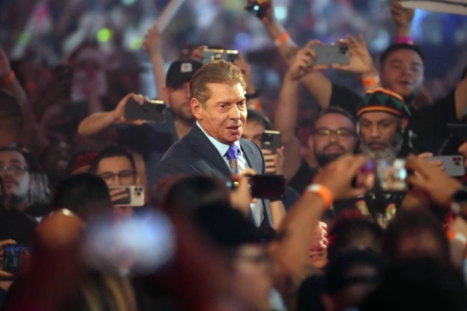 Chủ sở hữu WWE Vince McMahon bước vào đấu trường trong sự kiện WrestleMania tại Sân vận động AT&T, Mỹ ngày 3/4/2022. Ảnh: Reuters