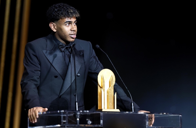 Yamal giành Kopa Trophy tại Gala Quả Bóng Vàng 2024. Ảnh: EFE