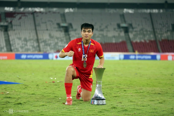 Nguyễn Công Phương bên cạnh cup U23 Đông Nam Á 2025 tại sân Gelora Bung Karno, Indonesia ngày 29/7/2025. Ảnh: Hai Tư
