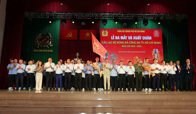 CLB Công an TP HCM trong lễ xuất quân tham dự mùa giải 2025-2026, chiều 8/8. Ảnh: Đức Đồng