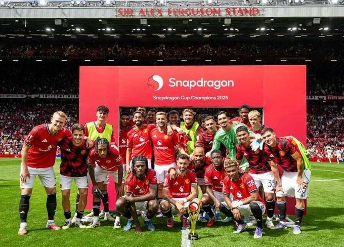 Các cầu thủ Man Utd chụp ảnh bên chiếc Cup Snapdragon.