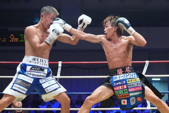 Shigetoshi Kotari (trái) đấu với Yamato Hata ở Tokyo, Nhật Bản, ngày 2/8/2025 để tranh đai OPBF hạng siêu lông. Ảnh: Naoki Fukuda