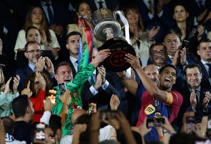 Ter Stegen (áo xanh) nâng Cup Nhà vua cùng Araujo hồi tháng 4. Ảnh: EFE