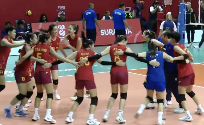 Cầu thủ U21 Việt Nam mừng chiến thắng 3-1 trước Canada ở lượt thứ ba bảng A giải bóng chuyền nữ U21 thế giới, chiều 9/8. Ảnh: Chụp màn hình