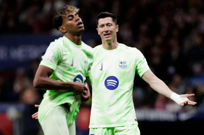 Lamine Yamal (trái) và Robert Lewandowski bị UEFA phạt tiền, nhưng không bị treo giò ở Champions League. Ảnh: Alamy