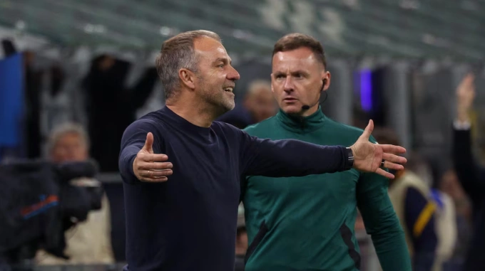 HLV Hansi Flick phản ứng trong trận Barca thua Inter 3-4 ở lượt về bán kết Champions League trên sân San Siro, Milan, Italy ngày 6/5/2025. Ảnh: AS