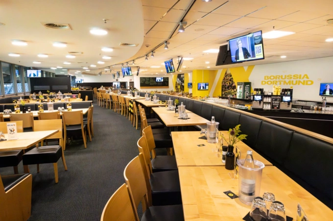 Khu vực ăn uống trong sân Signal Iduna Park. Ảnh: Dortmund