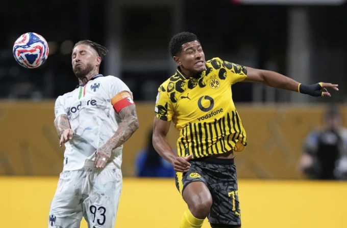 Jobe Bellingham (phải) tranh bóng với Sergio Ramos trong trận Dortmund thắng Monterrey 2-1 ở vòng 1/8 FIFA Club World Cup ở Atlanta, Mỹ ngày 1/7/2025. Ảnh: AP