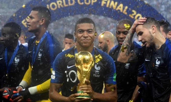 Mbappe nâng Cup vàng khi cùng Pháp vô địch World Cup 2018 trên đất Nga. Ảnh: EPA
