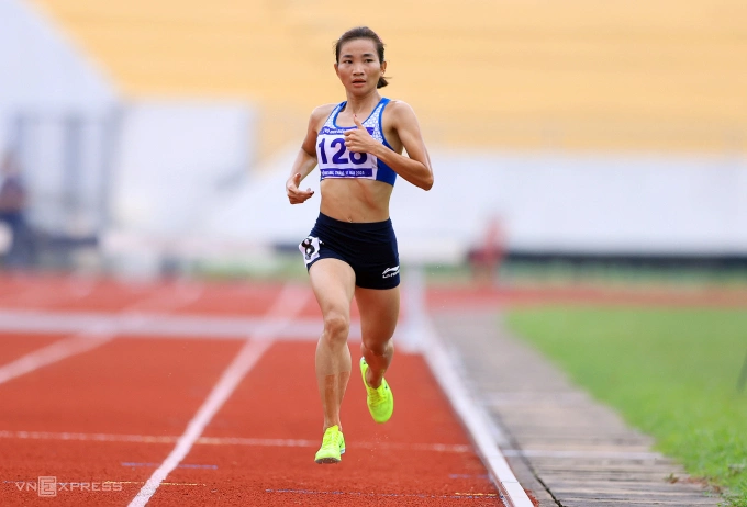 Nguyễn Thị Oanh không có đối thủ ở nội dung 5.000m sở trường. Ảnh: Đức Đồng