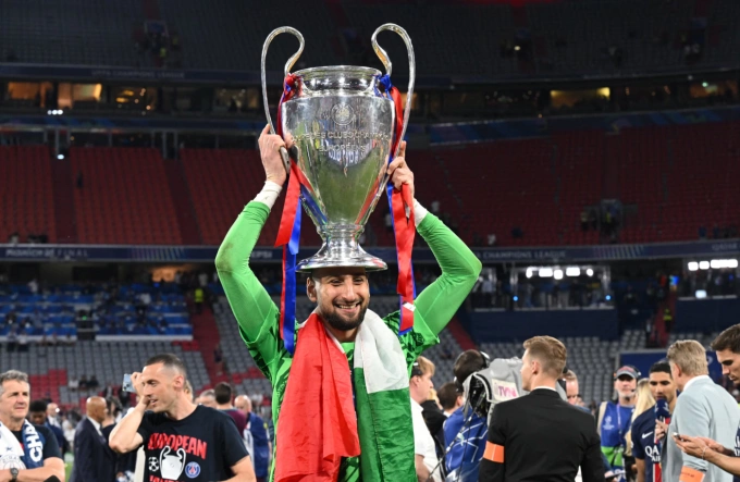 Gianluigi Donnarumma ăn mừng với chiếc Cup sau khi cùng PSG thắng Inter Milan 4-0 ở chung kết Champions League tại Allianz Arena, Munich, Đức ngày 31/5/2025. Ảnh: Reuters