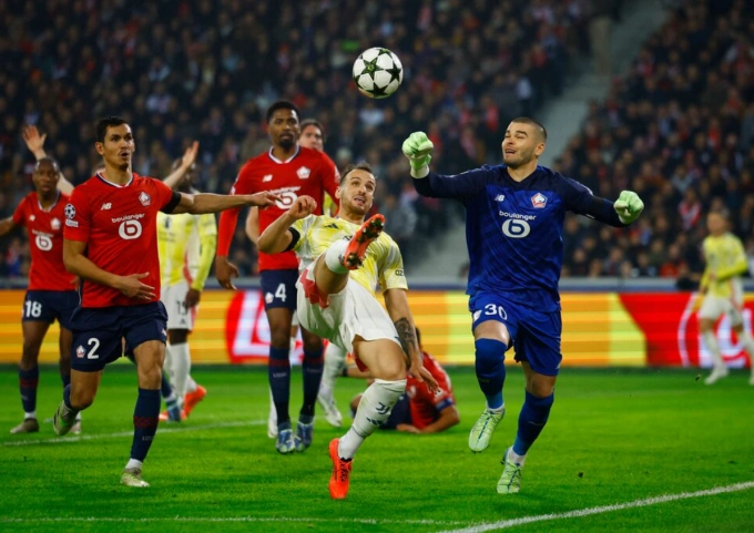 Lucas Chevalier đấm bóng trong trận Lille hòa Juventus 1-1 tại Decathlon Arena, Pierre-Mauroy, Lille, Pháp ngày 5/11/2024. Ảnh: Reuters