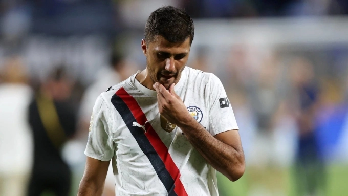 Rodri tập tễnh rời sân trong trận Man City thua Al Hilal ở vòng 1/8 FIFA Club World Cup trên sân Camping World, thành phố Orlando, bang Florida, Mỹ ngày 30/6/2025. Ảnh: Imago