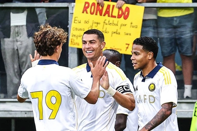 Ronaldo (giữa) mừng bàn với Felix (trái) trong trận Al Nassr thắng Toulouse trên sân Grodig, Áo ngày 30/7/2025. Ảnh: Al Nassr