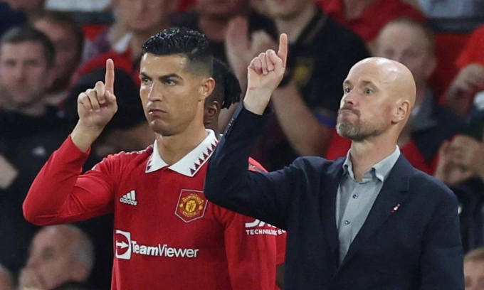 HLV Erk ten Hag và Ronaldo trong trận Man Utd gặp Liverpool ở Ngoại hạng Anh trên sân Old Trafford, thành phố Manchester, Vương quốc Anh ngày 22/8/2022. Ảnh: Reuters