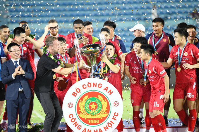 Đội trưởng Quang Hải nâng cup cùng toàn đội Công an Hà Nội, trên sân Thiên Trường, Ninh Bình tối 9/8. Ảnh: Hiếu Lương