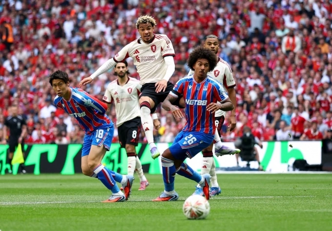 Ekitike (trắng, giữa) ghi bàn mở tỷ số cho Liverpool ở phút thứ tư. Ảnh: Reuters