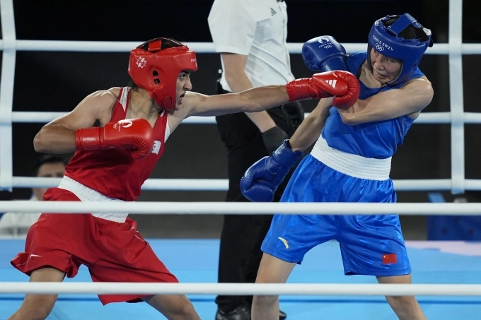 Võ sĩ Algeria Imane Khelif (trái) ra đòn về phía võ sĩ Trung Quốc Yang Liu trong trận tranh HC vàng quyền Anh nữ hạng 66kg Olympic Paris 2024 ngày 9/8. Ảnh: AP