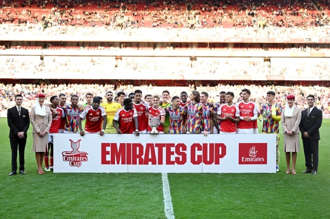 Arsenal chụp ảnh cùng danh hiệu Emirates Cup sau trận. Ảnh: Arsenal FC