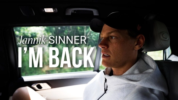 Sinner trong một video tự đăng trên kênh cá nhân, nói về việc anh sẽ trở lại ở Rome Masters. Ảnh chụp màn hình