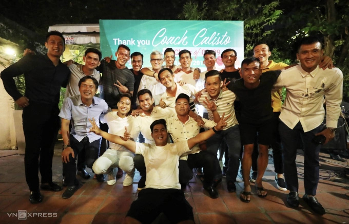 Ông Henrique Calisto (giữa) hội ngộ các học trò ở đội tuyển Việt Nam vô địch AFF Cup 2008 tại TP HCM ngày 14/11/2018. Ảnh: Đức Đồng