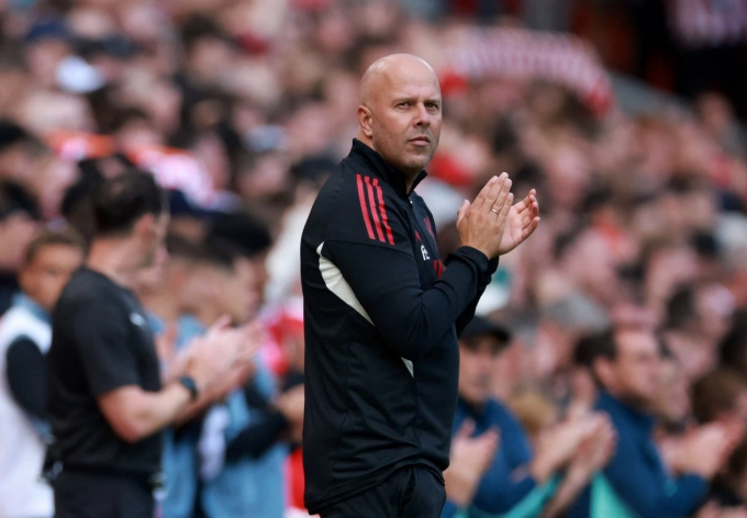 HLV Arne Slot vỗ tay khi trận giao hữu giữa Liverpool và Bilbao tạm dừng ở phút thứ 20, để tri ân Diogo Jota, tại sân Anfield ngày 4/8/2025. Ảnh: Reuters