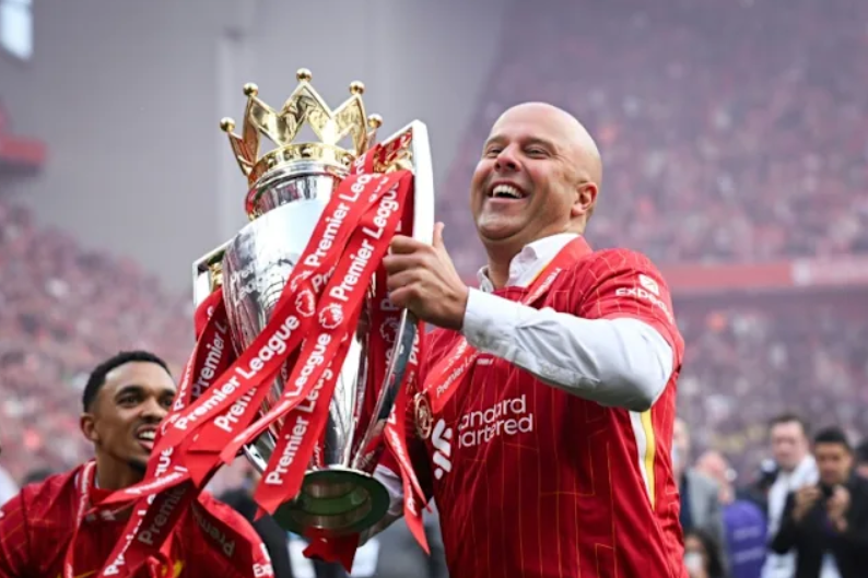 Slot đáp trả chỉ trích Liverpool vung tiền đua vô địch