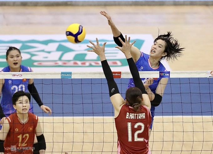 Việt Nam (áo xanh) thắng Thái Lan 3-2 để vô địch chặng hai giải bóng chuyền nữ SEA V-League 2025, tại nhà thi đấu tỉnh Ninh Bình, ngày 10/8/2025. Ảnh: Hiếu Lương