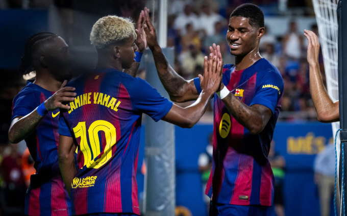 Rashford chia vui cùng Raphinha và Yamal. Ảnh: FC Barcelona