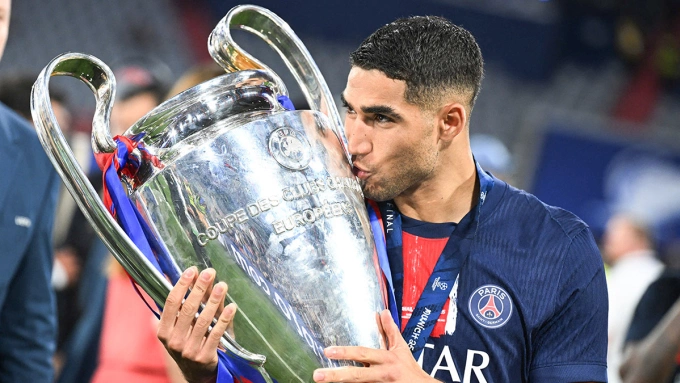 Hakimi giành Champions League với PSG hồi tháng 5/2025. Ảnh: Reuters