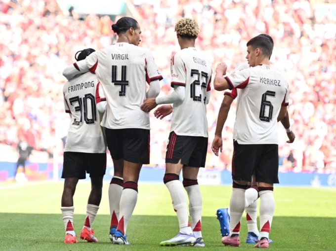 Van Dijk mừng bàn cùng ba tân binh Jeremie Frimpong, Hugo Ekitike và Milos Kerkez. Ảnh: Liverpool FC