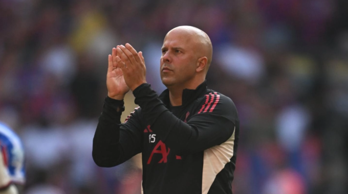 HLV Arne Slot vỗ tay tri ân người hâm mộ sau trận. Ảnh: Liverpool FC