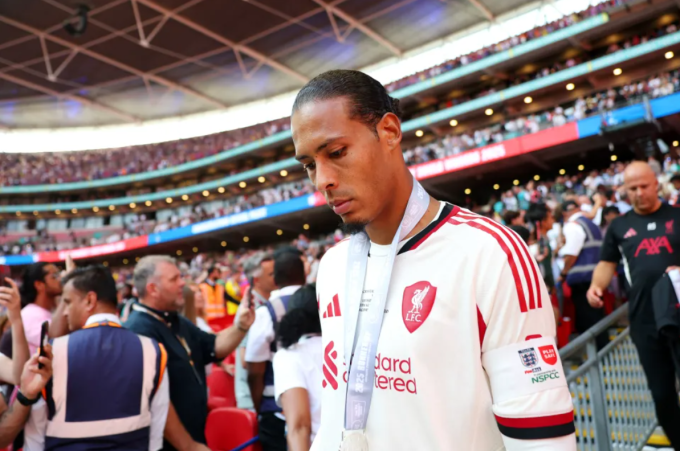 Virgil van Dijk thất vọng sau khi cùng Liverpool thua Crystal Palace ở trận tranh Siêu Cup Anh tại Wembley, London, Anh ngày 10/8/2025. Ảnh: talkSPORT
