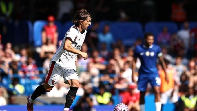 Modric (trái) thi đấu trong trận Chelsea 4-1 AC Milan tối 10/8. Ảnh: AFP