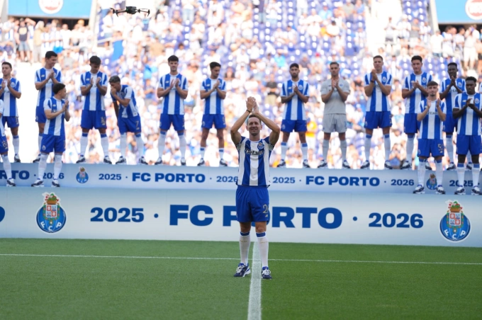 Luuk de Jong ra mắt trước trận giao hữu Porto thắng Atletico 1-0 trên sân Dragao, Porto, Bồ Đào Nha ngày 3/8. Ảnh: Porto