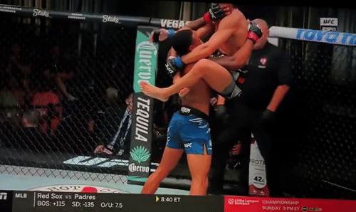 Võ sĩ Mỹ thắng knock-out bằng đòn quật ngã đối thủ