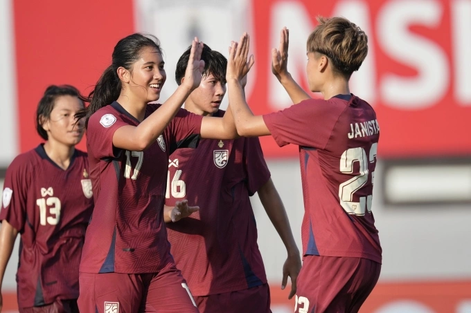 Ba cầu thủ quan trọng của đội tuyển nữ Thái Lan là Madison Casteen, Kanjanathat Phomsri và Janista Jinantuya (từ trái sang). Ảnh: FAT