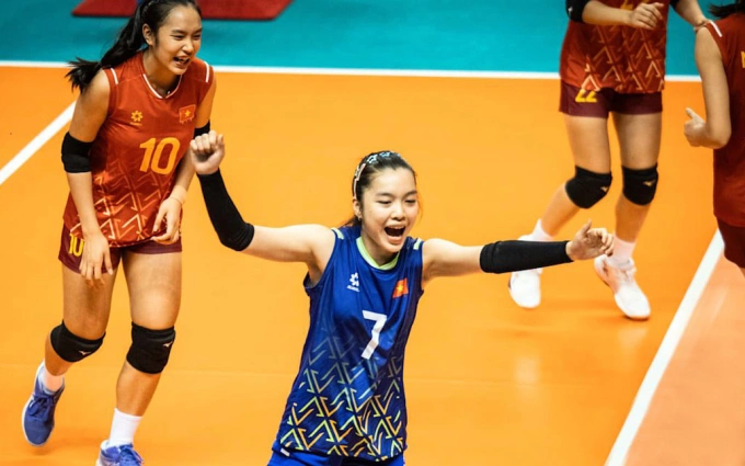 Cầu thủ Việt Nam mừng chiến thắng 3-1 trước Puerto Rico chiều 12/8 tại Surabaya, Indonesia. Ảnh: FIVB