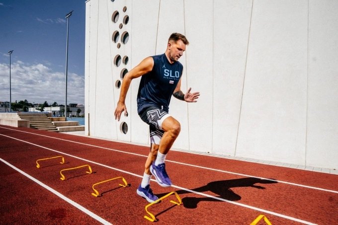 Doncic trong một bài tập rèn tốc độ vào buổi sáng. Ảnh: Mens Health