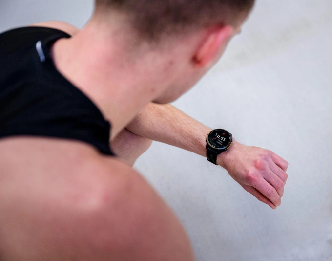 Runner kiểm tra tình trạng cơ thể bằng dữ liệu trên đồng hồ. Ảnh: Garmin
