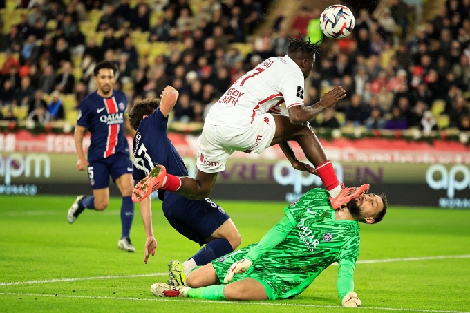 Donnarumma trong tình huống tranh chấp khiến mặt anh hứng trọn gầm giày của Wilfried Singo trong trận PSG thắng Monaco 4-2 trên sân Luis II, Monaco ở Ligue 1 ngày 18/12/2024. Ảnh: AFP