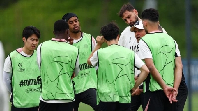 Enrique (đội mũ trắng) đứng cạnh Donnarumma (áo trắng) trong một buổi tập của PSG trước trận chung kết Champions League với Inter cuối tháng 5/2025. Ảnh: La Republica